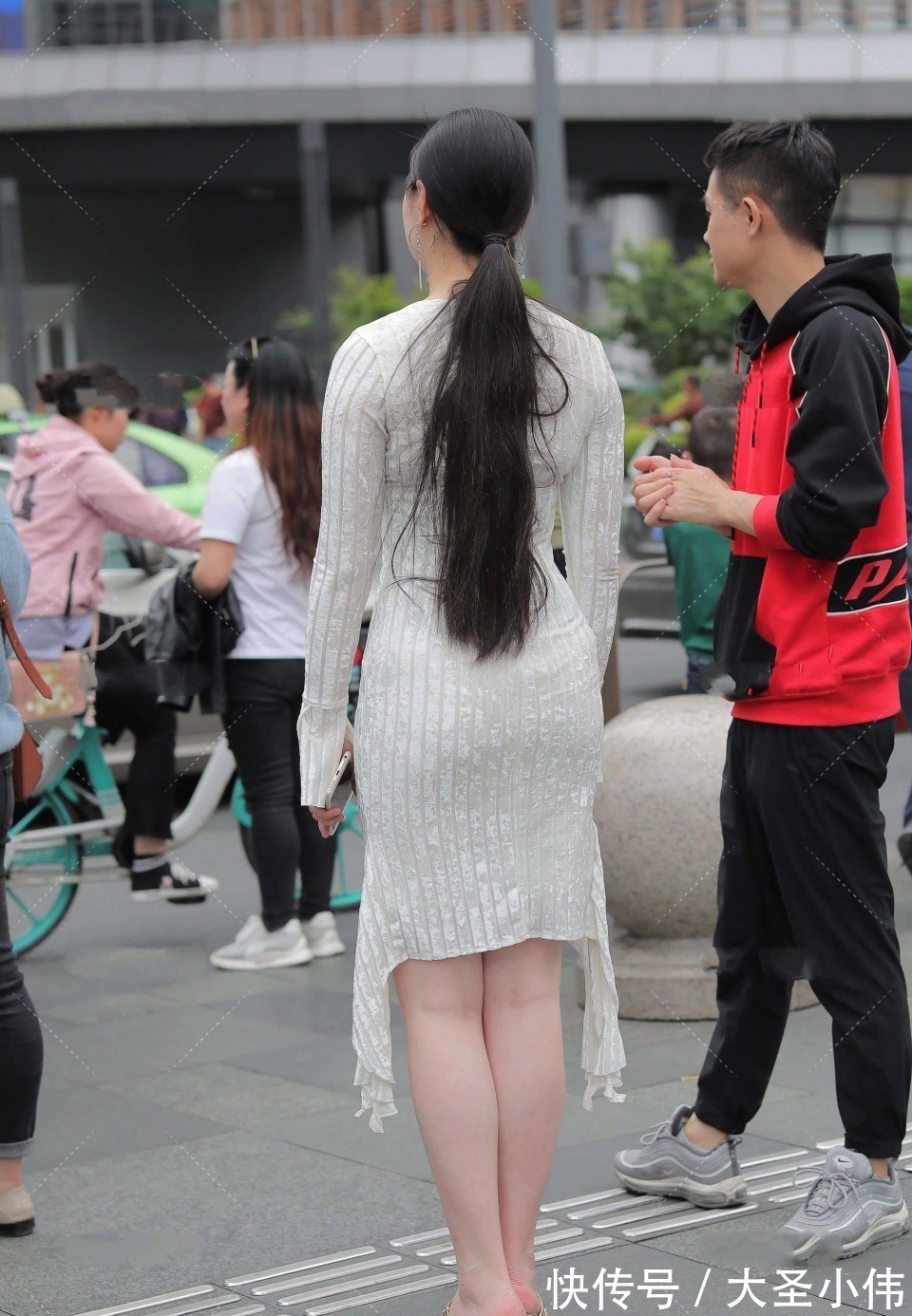 体态|美女街拍:如果说女人像水,那么这美女就可以水滴石穿!呈现出不一样的味道