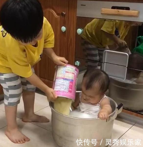 弟弟|熊孩子偷偷把弟弟放在锅里，妈妈发现时“配料”已撒好：都是钱啊