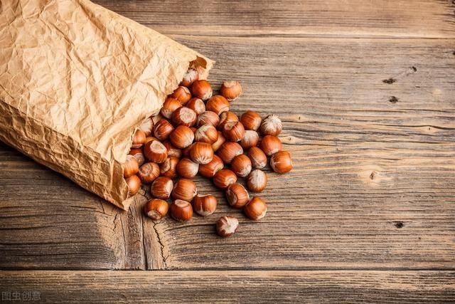 榛仁|中老年人注意：虾壳、骨头汤不补钙，想补钙多吃这6种食物