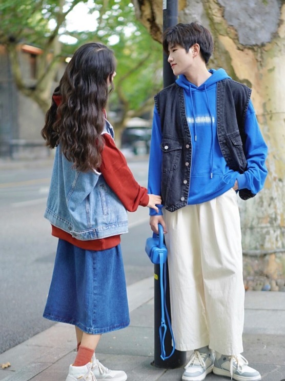 半身裙|冬天穿衣没思路?看看这5组情侣默契穿搭,高阶秀恩爱