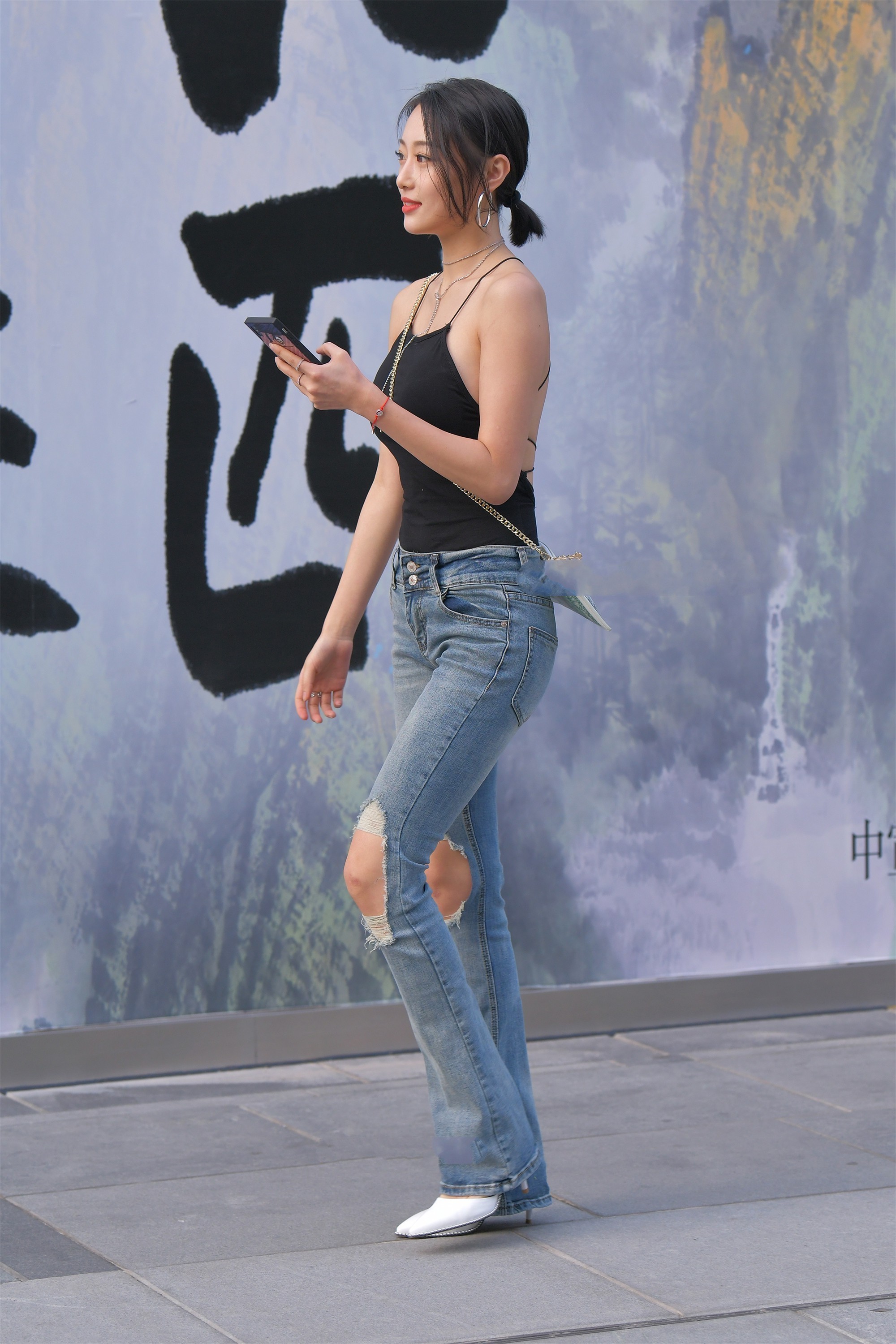 黑色吊带搭配破洞牛仔裤,青春时尚,轻松减龄