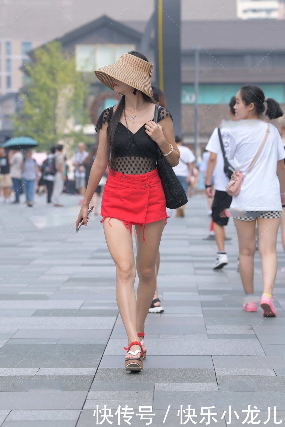 网纱|黑色网纱上衣,搭配红色A字版短裤,时髦洋气,满满高级感