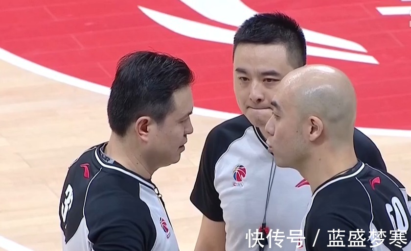 犯规|垫脚惯犯逃过一劫!广东最脏一球被争议盖过,怒拽郭艾伦比胡威狠!