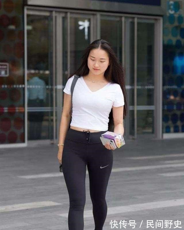逛街 喜欢穿瑜伽裤逛街的姑娘,到哪都能美成焦点,简约靓丽!