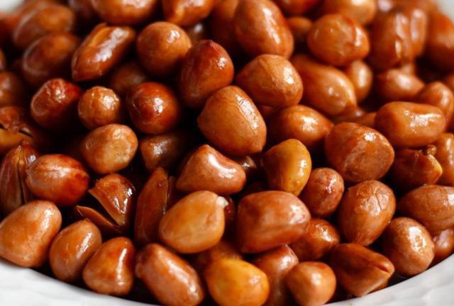 炸花生米时,直接下锅是不对的,学会几个小技巧,花生米又香又脆