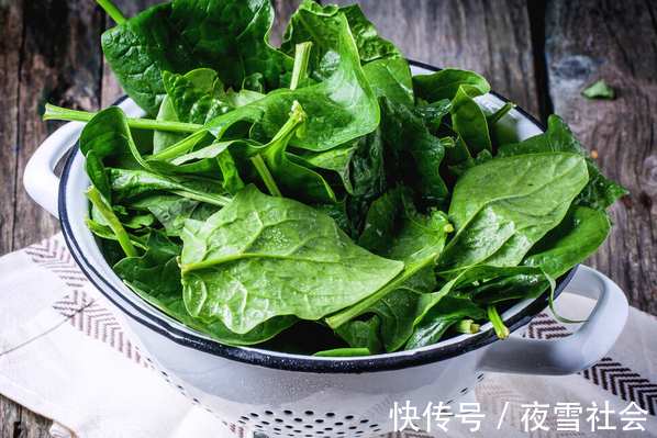 脆嫩|青菜不能直接下锅炒，牢记2个窍门，炒出来的青菜翠绿不出水