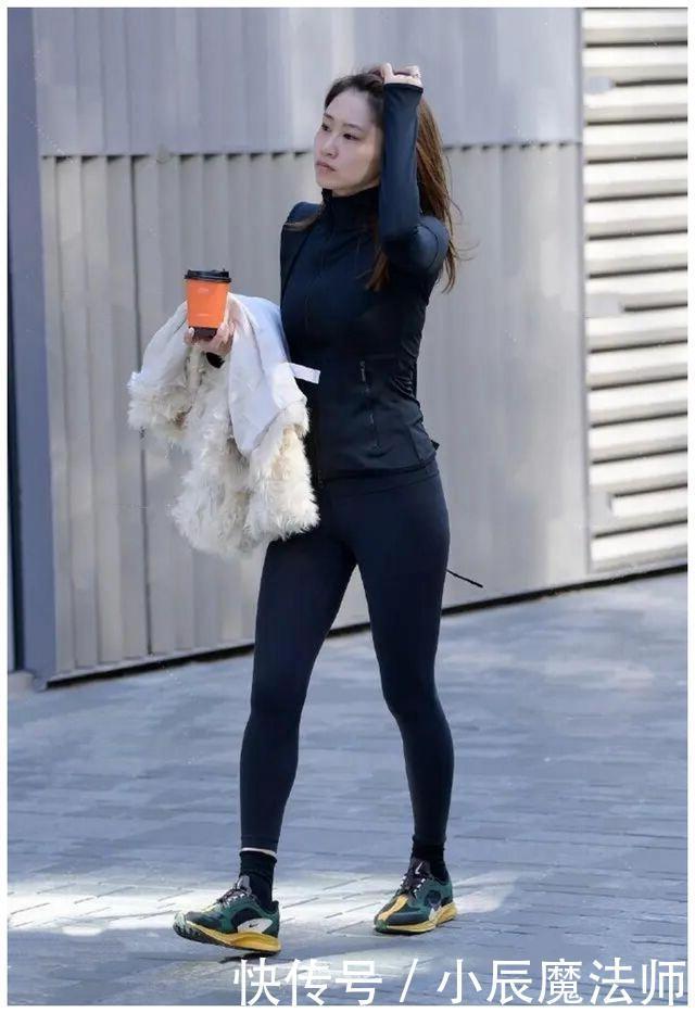 街头美女的时尚穿搭,不同的造型展现不一样的气质,高雅又调皮