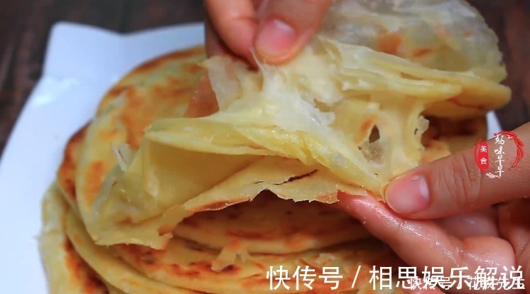 酥脆|烙油饼该用冷水还是开水?面点师教你正确做法,金黄酥脆,太香了