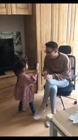 |搞笑GIF趣图:妹子很擅长玩石头剪刀布,一口气拿了五连胜