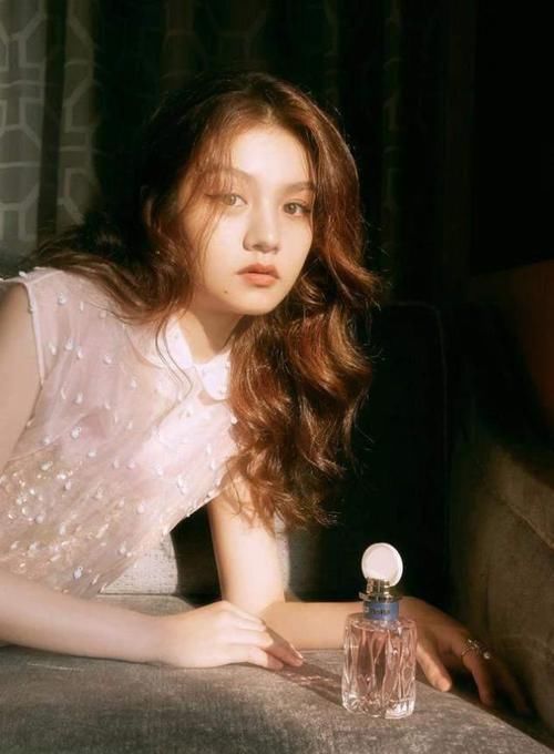 毛糙感|年过40的女人,留什么发型显年轻?试试这几款,优雅大气还时髦