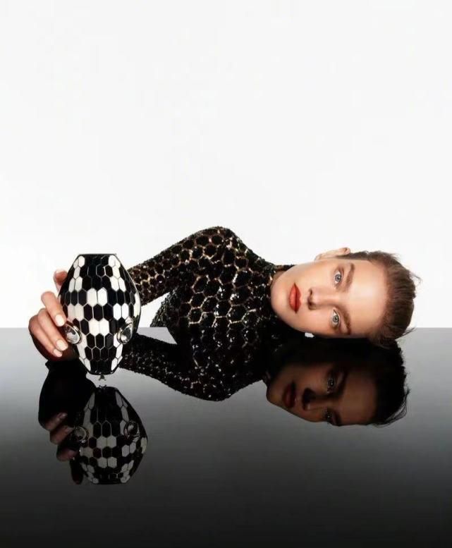 LV太子妃造型难得翻车！裹高龄紧身裙头肩比例失调，上镜瘦好多