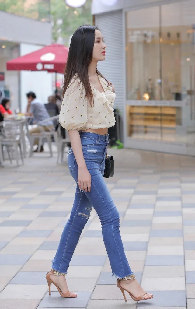 巧搭破洞牛仔裤,轻松塑造清凉减龄的效果,让造型更显个性靓丽