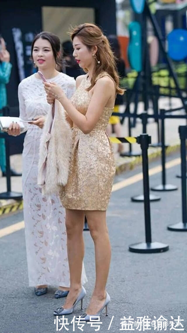 路人街拍,小姐姐黑色牛仔裤搭配针织衫,充满着青春与活力的味道