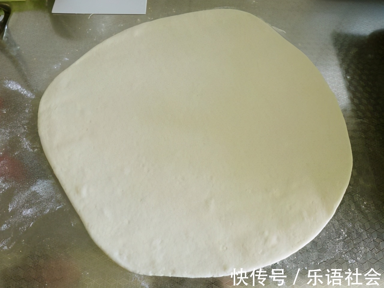 面团|面粉别蒸馒头了，手把手教你做葱香花卷，一压一卷层次多