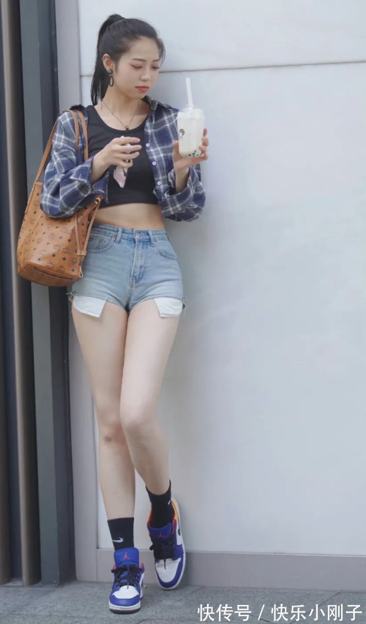 方格衬衫 方格衬衫配牛仔短裤,清新的西式风格,特别修饰身材