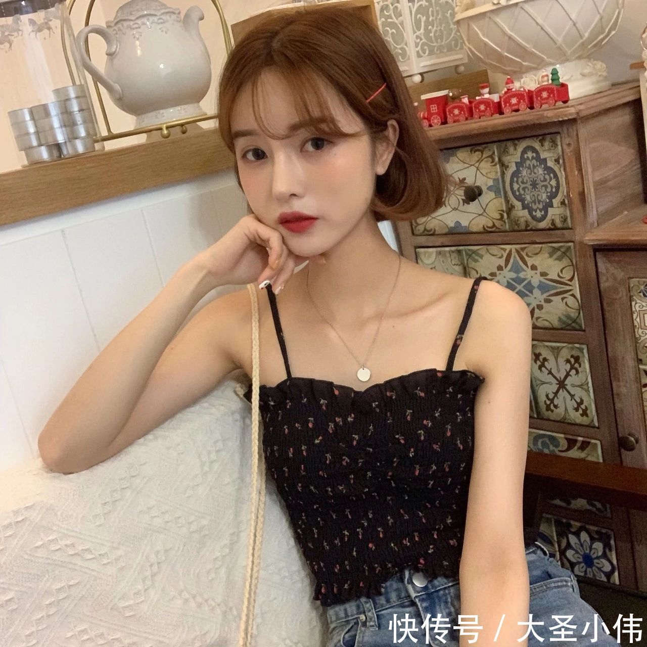 背心|美女街拍:小仙女必备!穿一件背心也能够提升气质!少女气息十足!