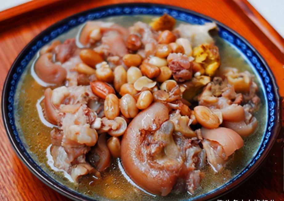 小雪节气后,吃牛肉羊肉,别忘吃猪脚,加花生一炖,满满胶原蛋白