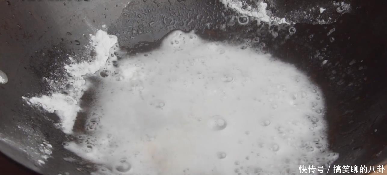 铁锈|铁锅生锈不要扔,教你一招,铁锅变身不粘锅,以后都不会生锈了