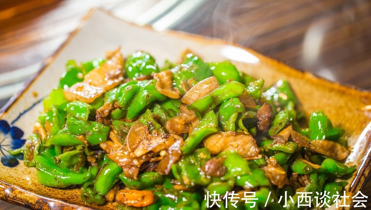 做辣椒炒肉,先炒辣椒还是先炒肉?记住2个技巧,肉片滑嫩辣椒香