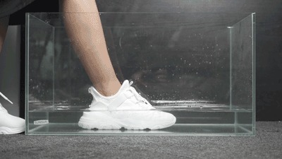 素湃 国潮鞋做得有多牛?雨天不湿鞋,穿一天不捂脚,好看还不贵