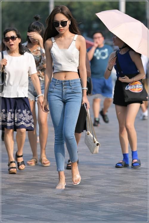 街拍|街拍美女：白色吊带背心搭配经典款牛仔裤，简单清爽，舒适十足