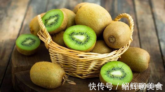 皱纹|女性不想满脸皱纹，不妨多吃3种水果，皱纹少了，皮肤细腻又光滑