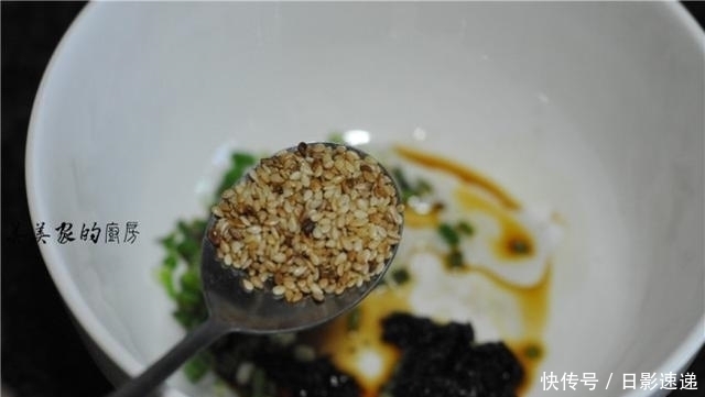 馄饨汤这么调,简单好味道,几种调料,开水一冲,比骨头汤还鲜