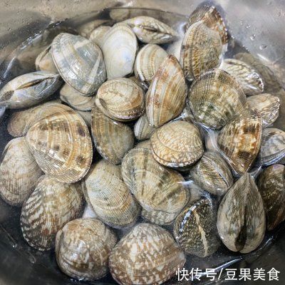 那一碗令人神往的蒜蓉锡纸烤花甲