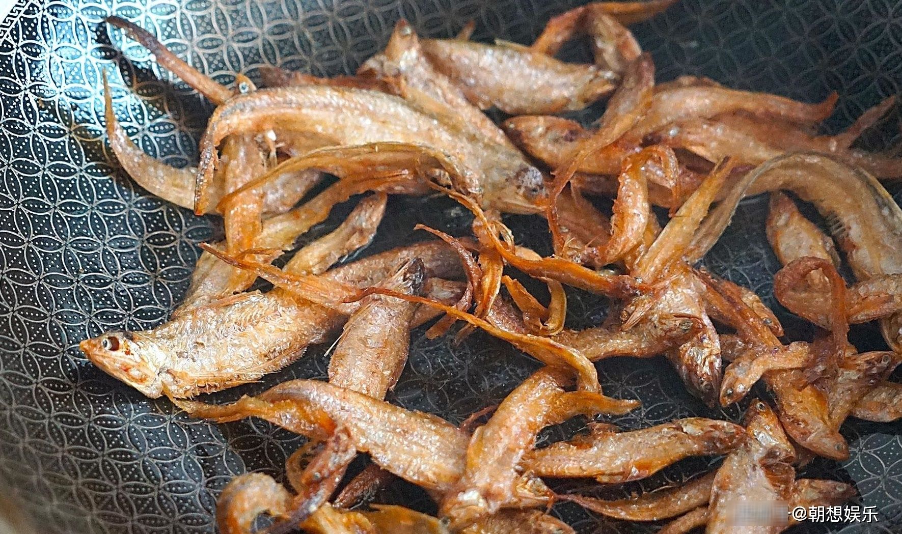 妈妈|黄豆和小鱼干这么熬,太香了!还没出锅,老公就看的直流口水