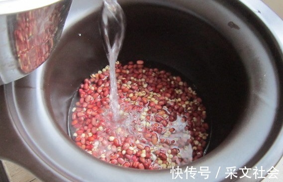 煮红豆，最忌泡好直接下锅煮！教你2招，8分钟快速出沙，颗颗开花