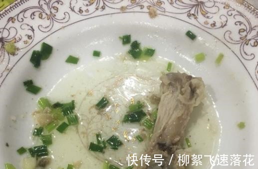 鸡肉别再炖汤了，教你1道“葱油鸡”，鸡肉嫩滑多汁，鲜香下饭！