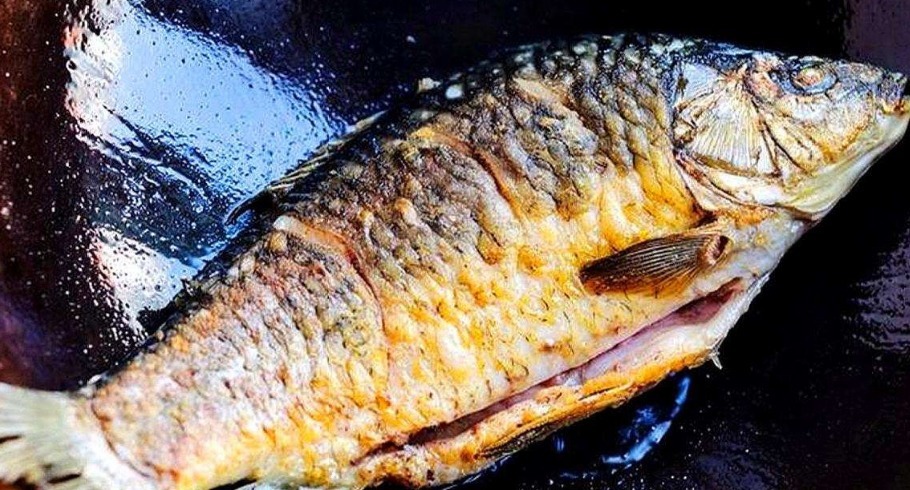 特别好用的煎鱼小技巧,烧热油之后加点料,鱼不粘锅,好看又好吃