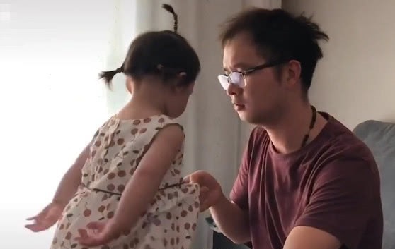 教训|“假正经奶爸”教训女儿火了,打败你的不是天真,是“憋不住”!