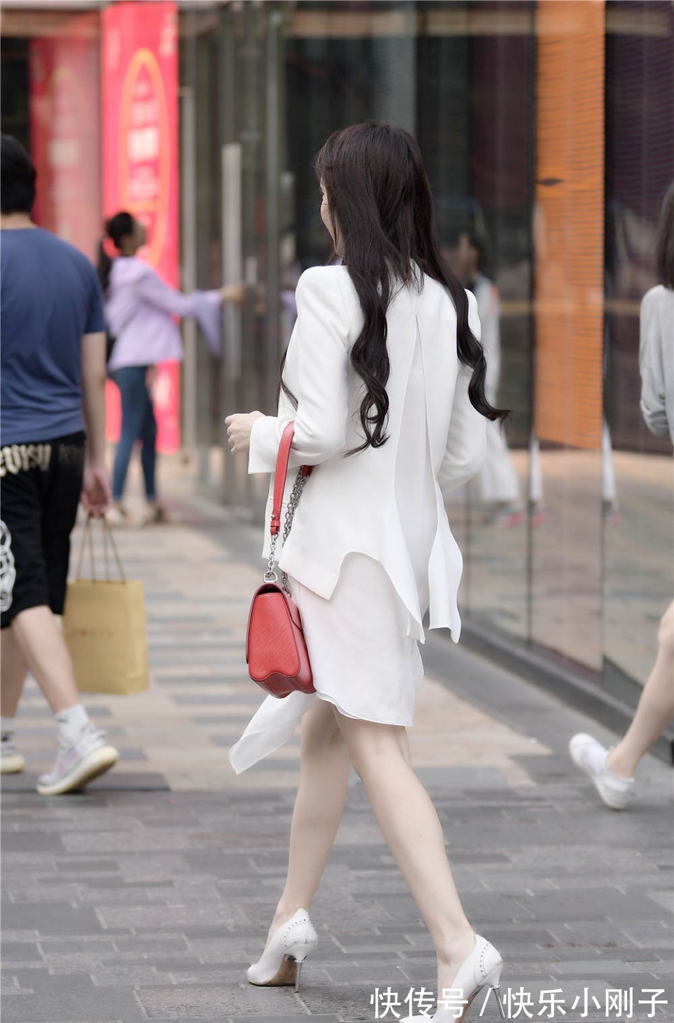 钨钢|小姐姐身穿白色尖头细跟鞋，钨钢鞋跟，搭配白色西服，看上去很时尚