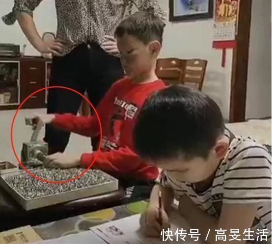 做作业|“硬核妈妈”火了,“神操作”搞定不写作业的娃,网友:简单粗暴