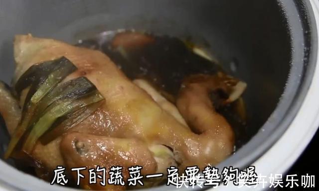 微波炉|把1整只鸡扔电饭锅内，不放油不放水，出锅比烧鸡还好吃，太香了