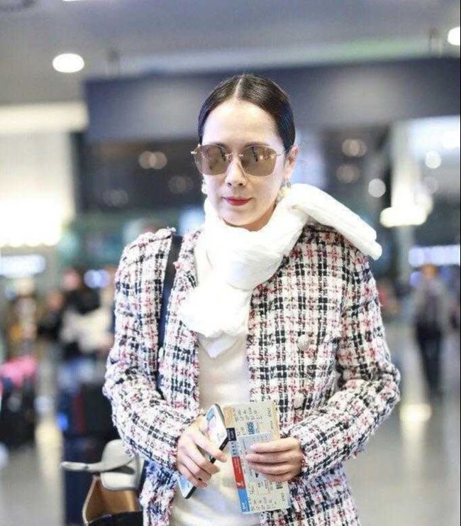 海清|明星造型超酷炫，小香风外套搭配牛仔裤成熟干练，时尚减龄