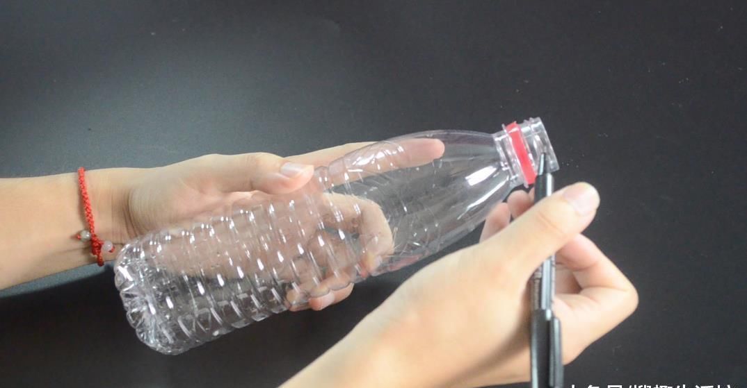 把毛巾塞进矿泉水瓶, 解决了一大堆人出游遇到的难题, 赶紧试一试