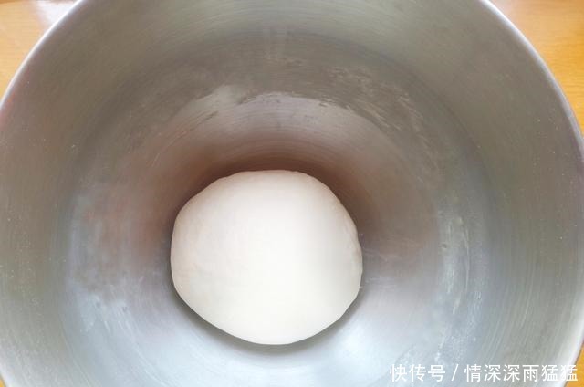 它是欧洲人的主食面包之一,只需2种材料就能做,健康美味有嚼劲