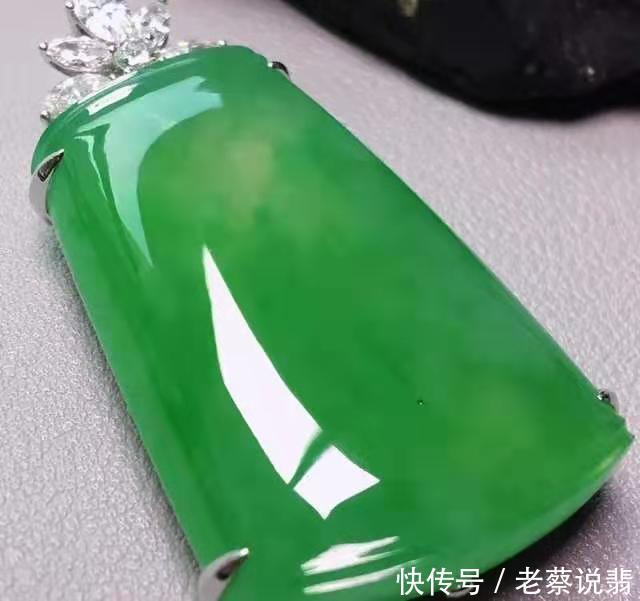 翡翠的高级感,可能就藏在“琢”与“不琢”里?