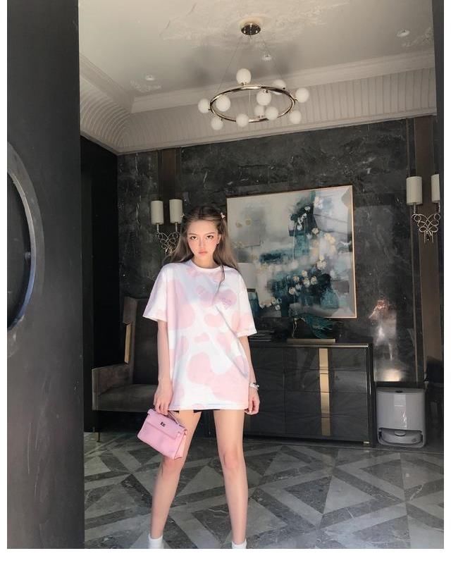 周扬青在自家录节目，从大门就能看出，绝对是“大户人家”