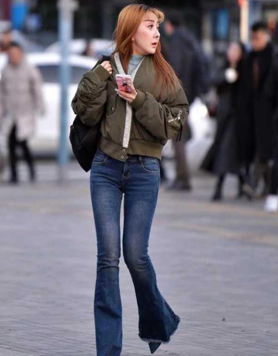 街拍:芳菲妩媚的美女,墨绿色外套配格子短裙,时尚达人气质