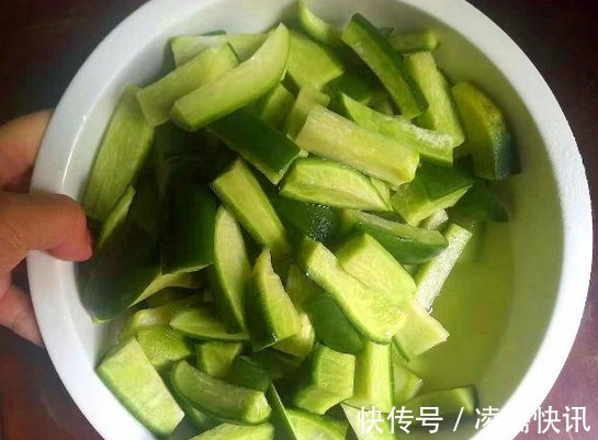 秋天的萝卜最鲜嫩，教你一招腌着吃，开胃又下饭，便宜又营养