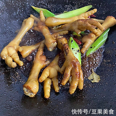 冰糖|原来做花生焖鸡脚这么简单