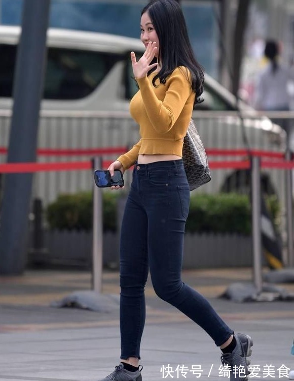 小姐姐|路人街拍：身材圆润的小姐姐，唯美的穿搭很动人，傲人身材不一般