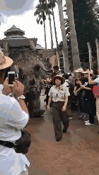 |搞笑GIF趣图:妹子你热我理解,但这个风扇有点小,吹的不够全面