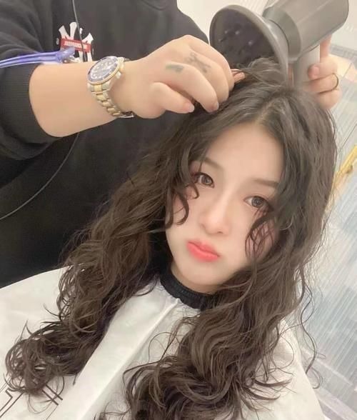 湿发 烫了羊毛卷不会打理?简单的湿发造型一学就会,发型时髦又洋气