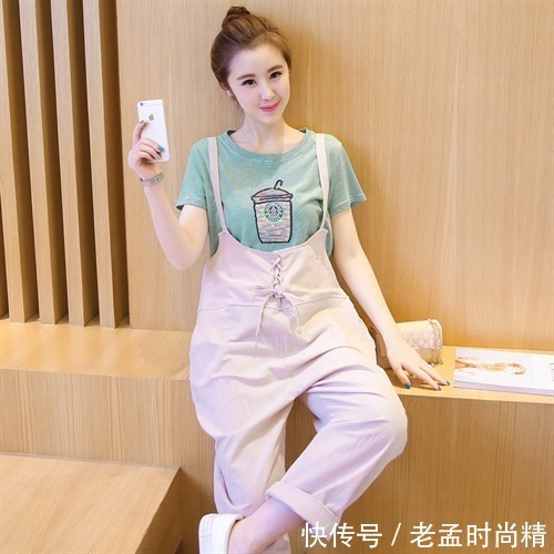 胸前 胸前口袋的设计个性十足,精致的装饰更加显示出减龄的特点。