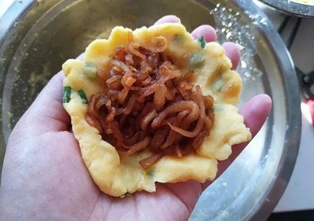 【美食窗】早餐吃它，不揉面不发酵，比包子馒头简单多了，营养香脆家人都爱吃！