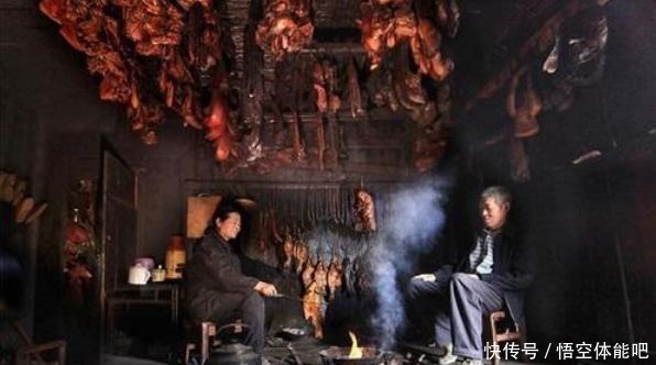 农村才能做烟熏肉学会这招,城里也能熏,味道更香,放1年不坏!